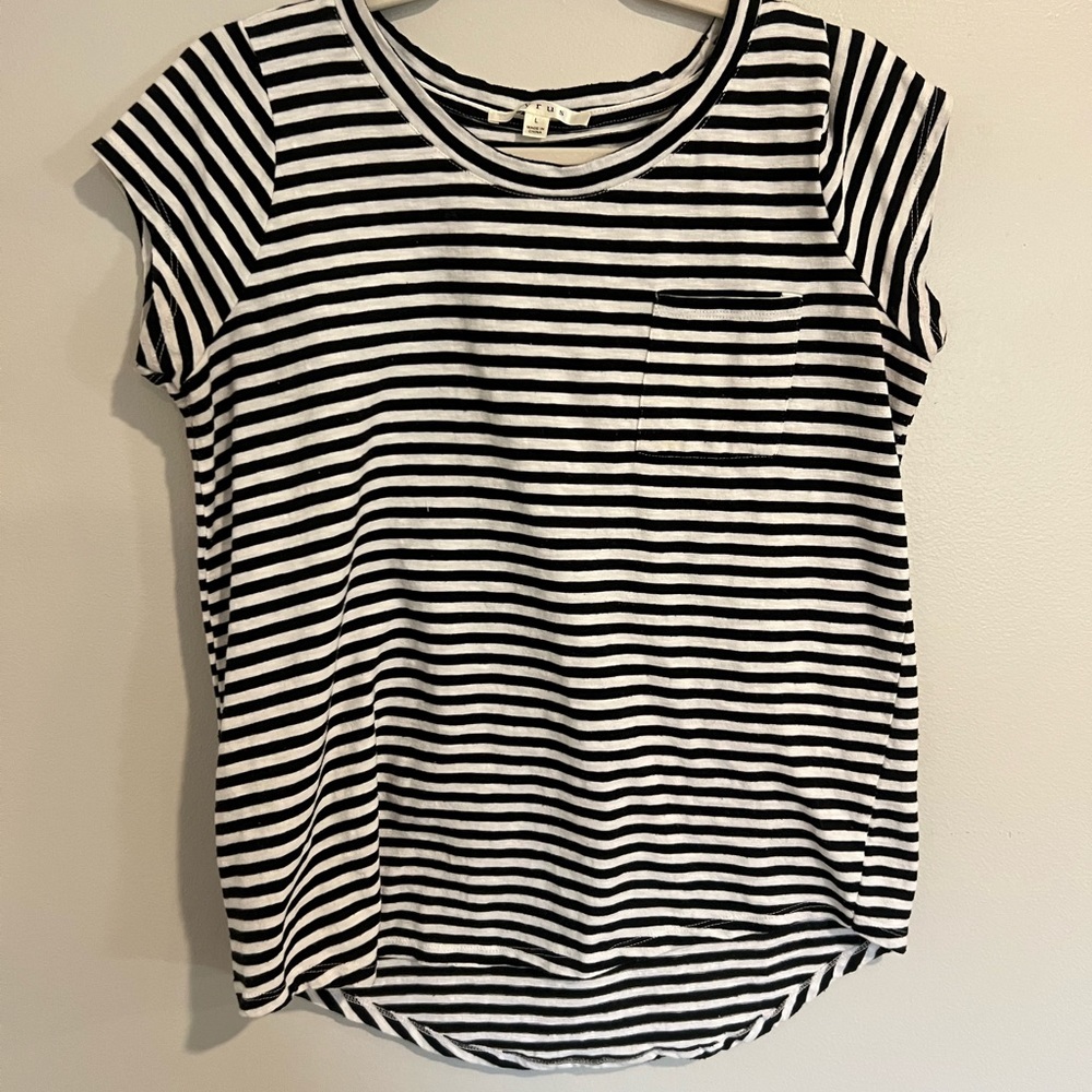 🔴4/$10!!🔴 black and white striped shirt